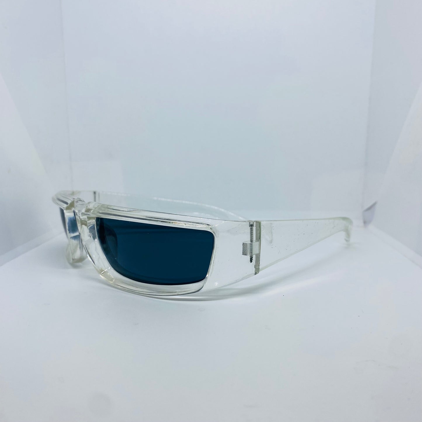 TRANSPARENT WHITE